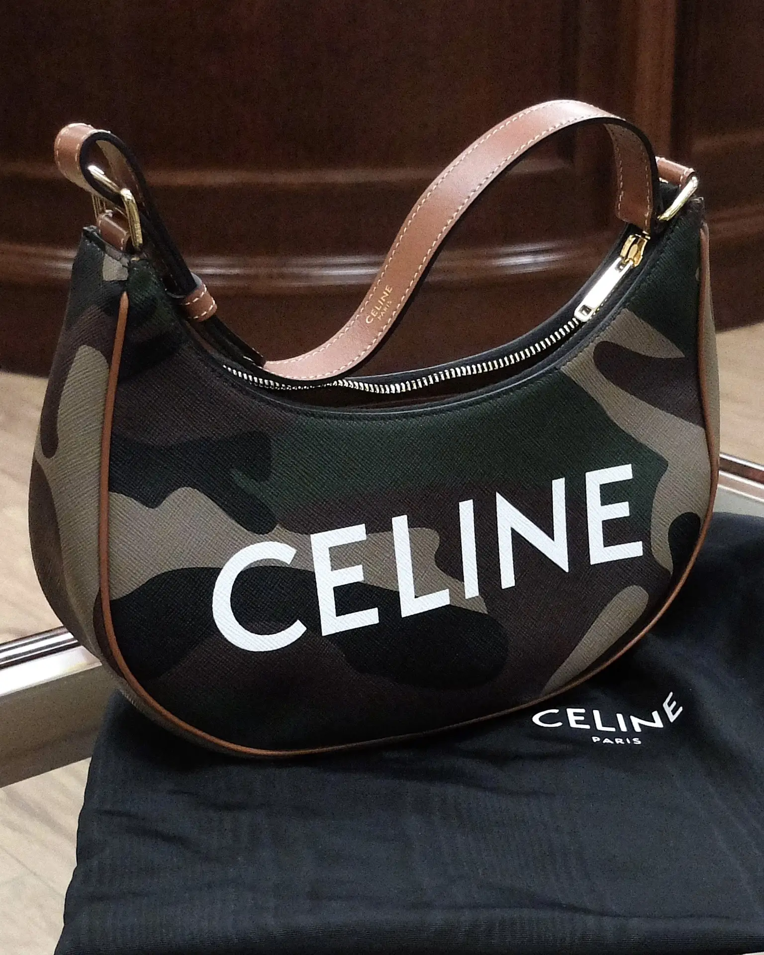 Сумка Celine Ava 😍

Характеристики:
✨ Материал: Канва, натуральная кожа, подкладка текстиль
✨ Разме
