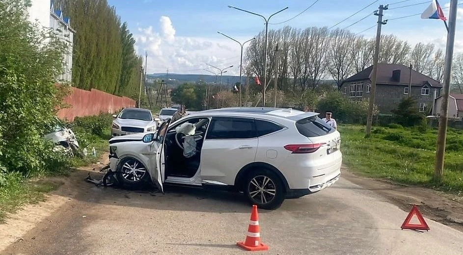 В Предгорном округе при столкновении двух автомобилей пострадали три человека. Авария произошла 11 м