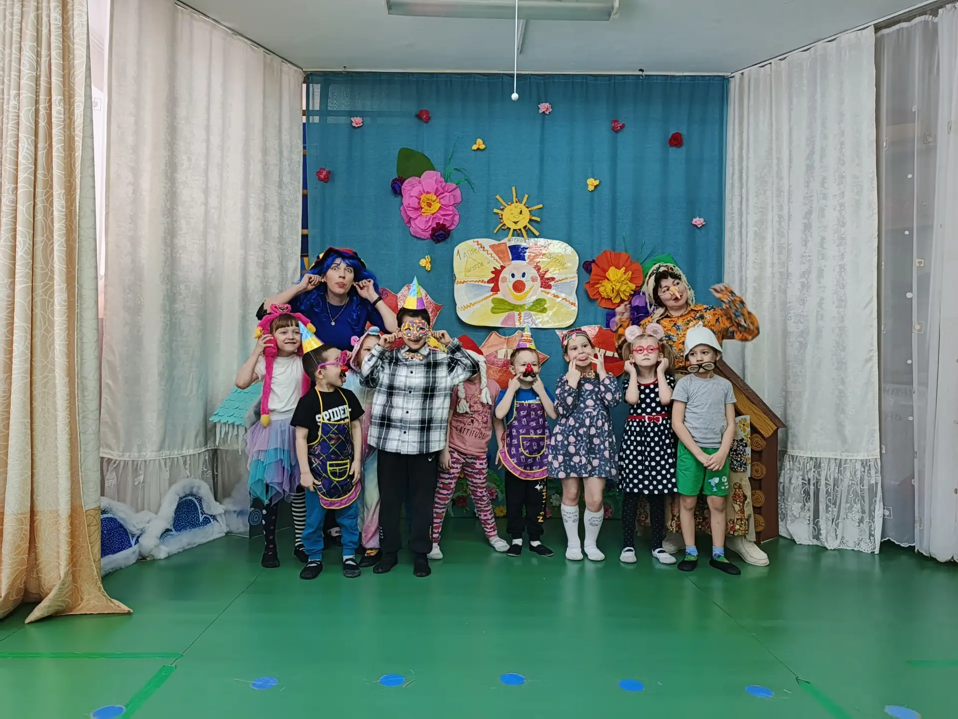 В праздник смеха, шуток и розыгрышей музыкальный руководитель Дружинкина Н.Б. и инструк...