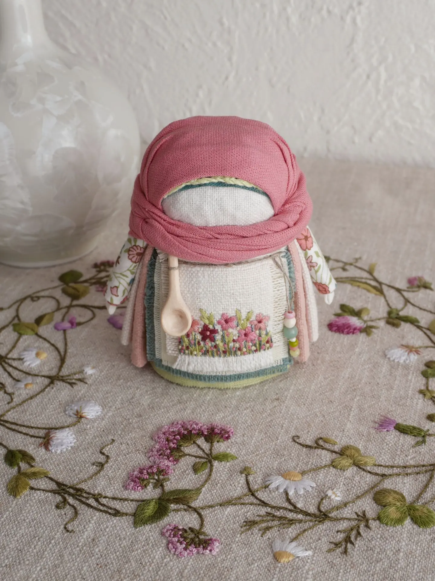 Летняя, яркая и цветущая 🌸 девочка-крупеничка на прогулке среди вышитых трав 🌿 

Для куколки-крупе