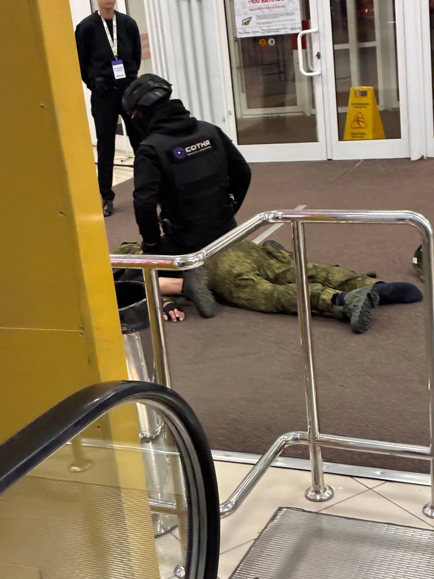 В ТЦ Огни 2 сотрудника Сотня крутят дебоширов