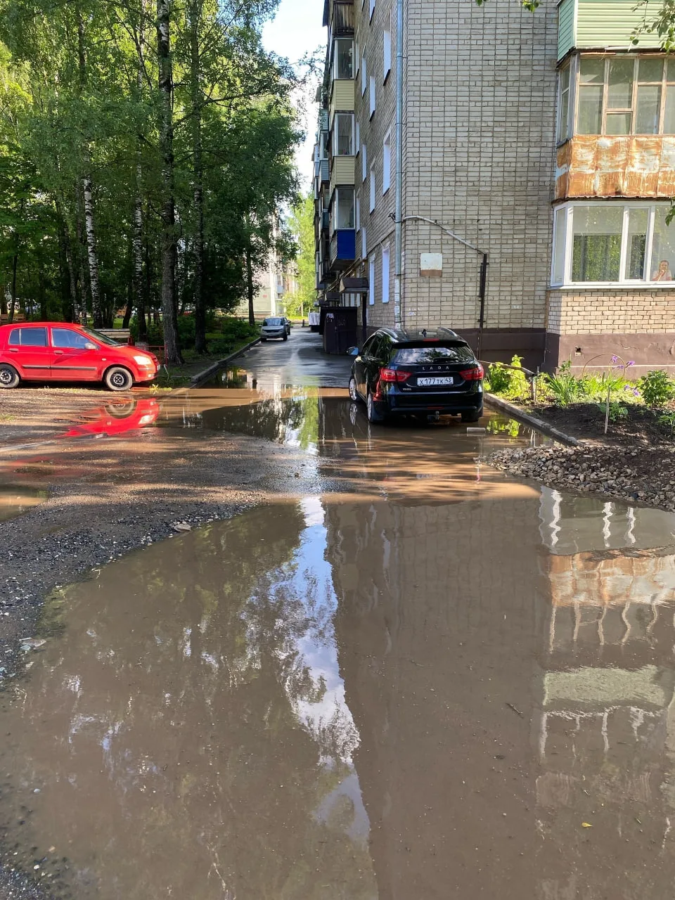 Сколько это будет продолжаться?

Район домов Сурикова, 13б, и Попова, 14а и 14б. Стоит пройти дождю 