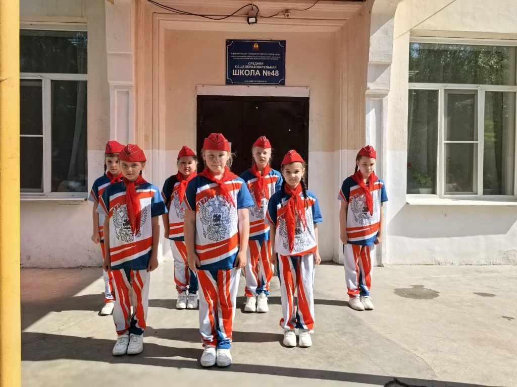 Родина там, где родные.
Родина там, где любовь.
Там облака другие,
Свежесть полей, лугов.

Солнце др