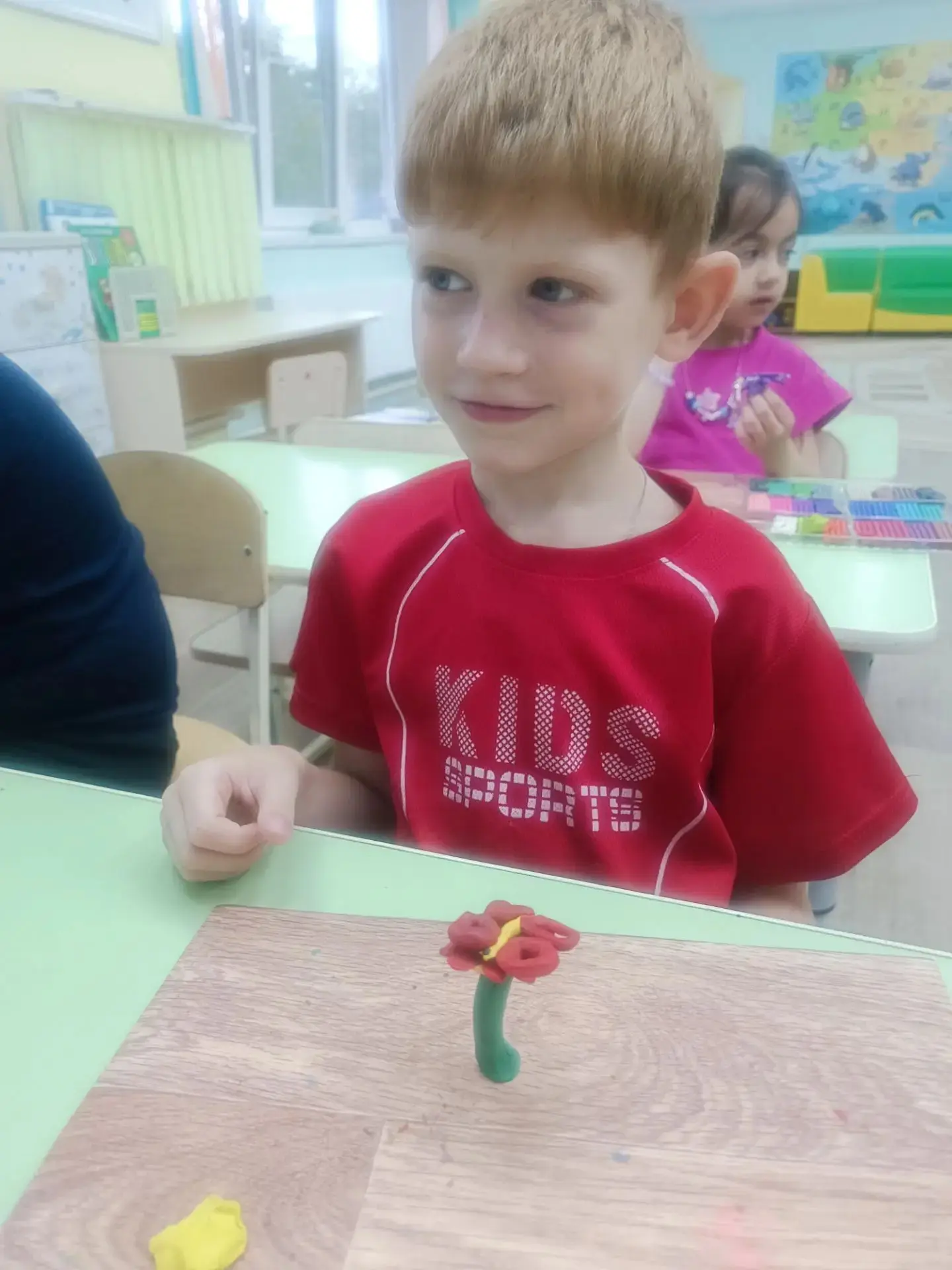 Вот две бабочки летят.
Рассказать тебе хотят,
Что вчера ещё в траве
Были гусеницы две.
Но из гусениц