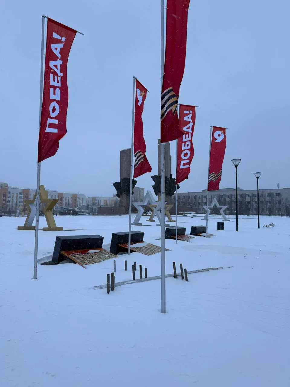Здравствуйте! На Площади Памяти упали доски с фотографиями ветеранов, такие ветра на ул...