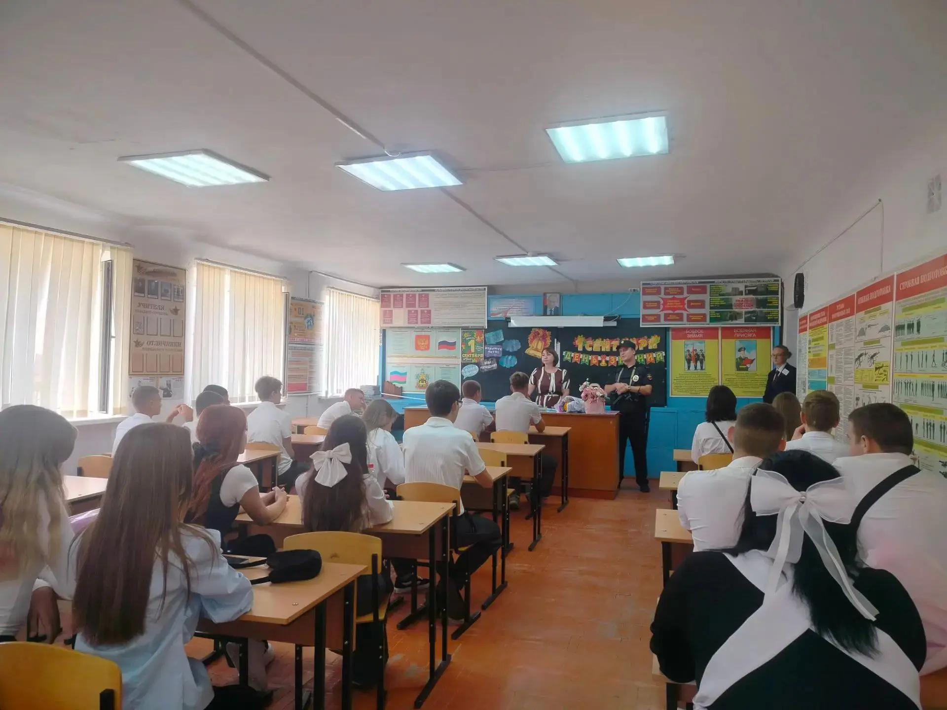 🛡 Урок безопасности в МБОУ СОШ № 13 им. В. В. Горбатко: полиция в гостях у школьников!