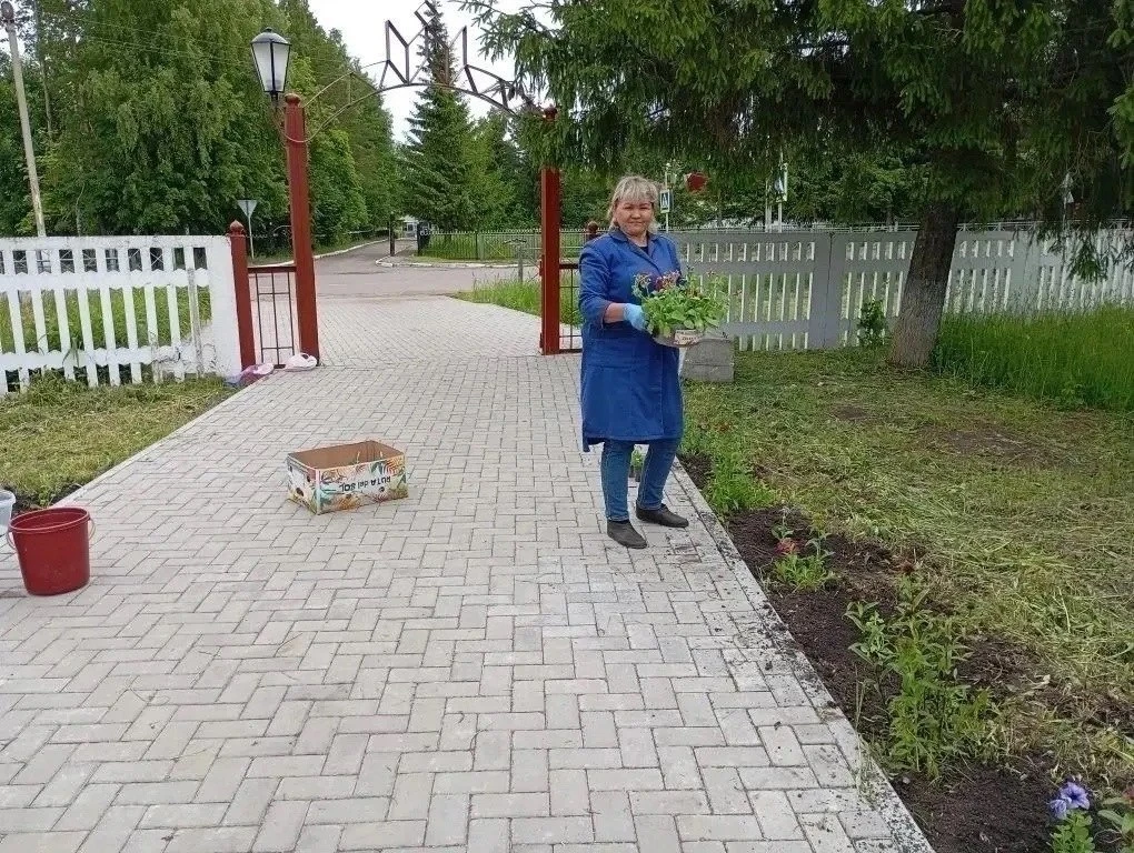 В деревне Сеспель администрация с местными жителями привела в порядок парки: высадили ц...