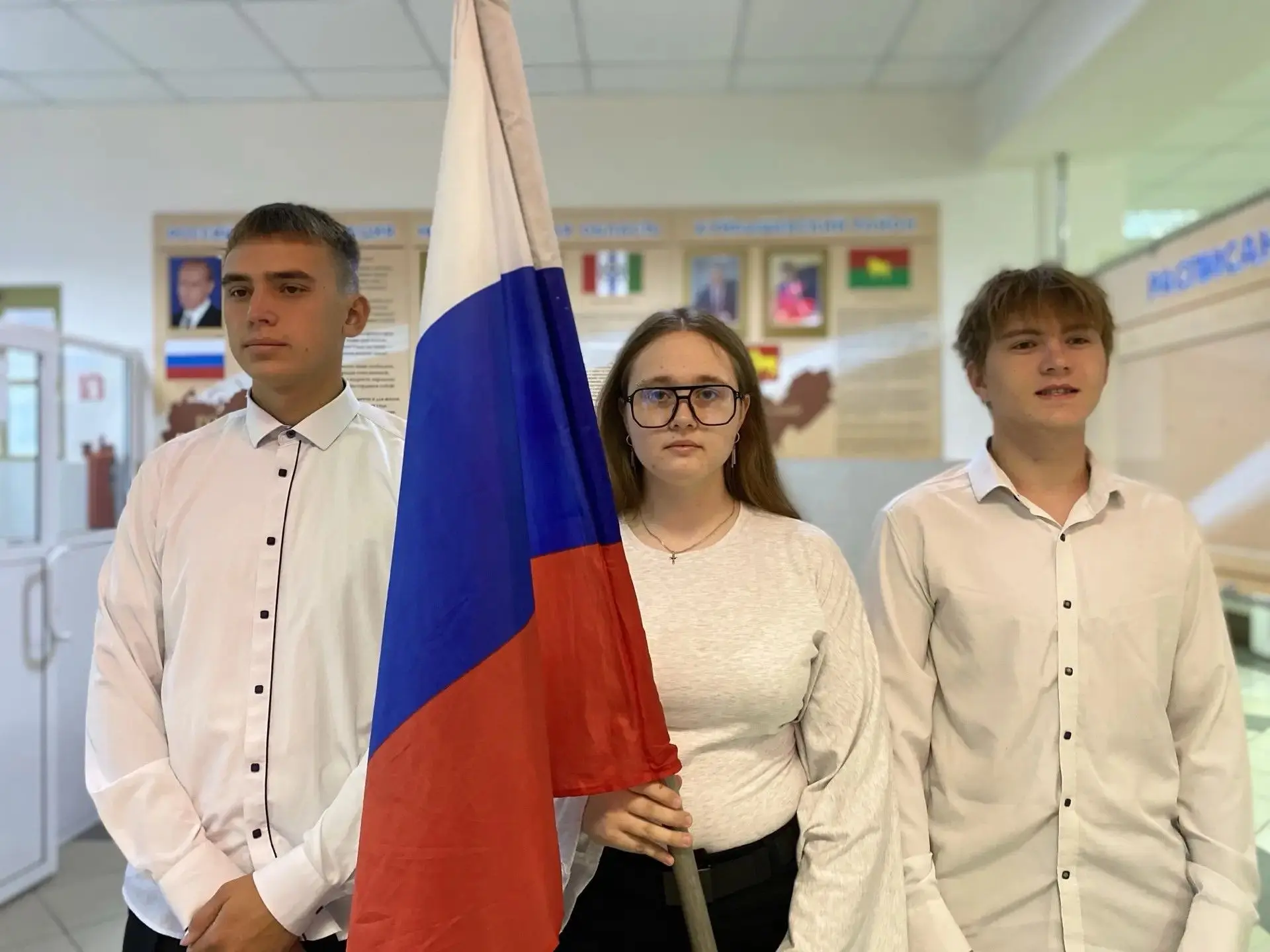 Сегодня почетное право установить флаг РФ было предоставлено студентам группы 4537, спе...