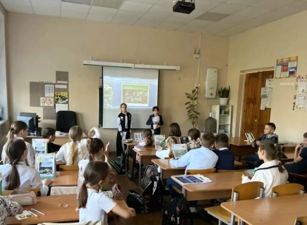 Ученики 3 "А" класса приняли участие в мероприятиях ко Дню Эколят и оформили совместную работу. Вот 