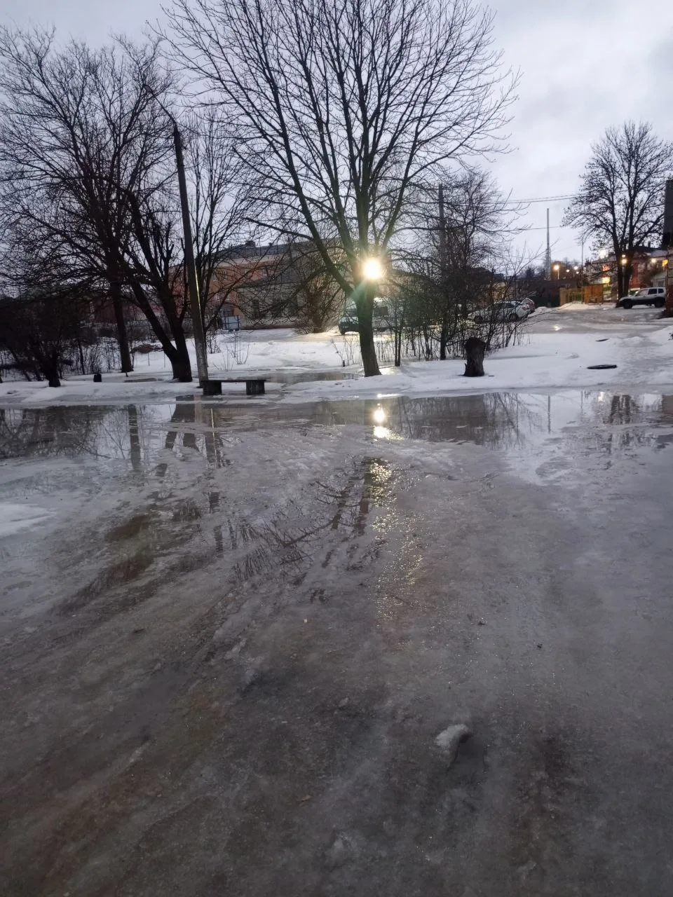 ❄️➡️🌧️ После сильных морозов внезапно пришло резкое потепление, и наш город теперь словно небольшой 