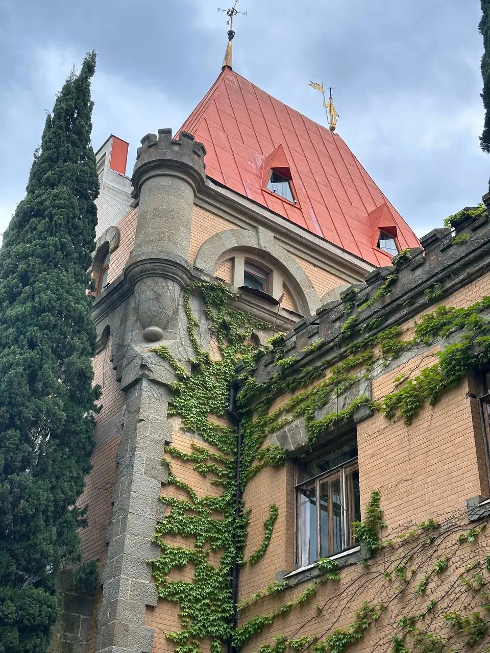 🏰 Дворец княгини Гагариной - прекрасное спокойное место для прогулки. Один из красивейших замков Кр