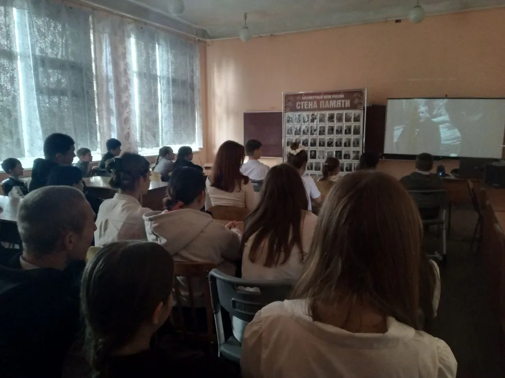 🎬КИНОКЛУБ «СУДЬБА ЧЕЛОВЕКА»🇷🇺 
 
🗣В Ульяновской школе прошел показ фильма «Судьба человека», кот