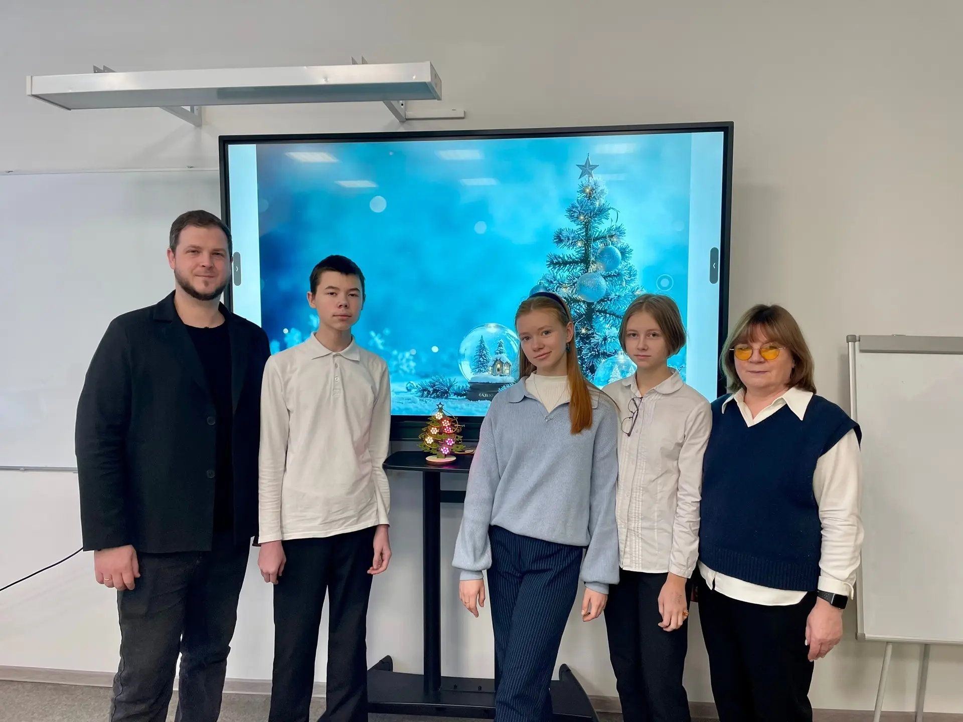 🌟 НОВОГОДНЕЕ ВОЛШЕБСТВО СВОИМИ РУКАМИ! 🌟  В Инженерно-технологической школе зажглась необычная ёлка 