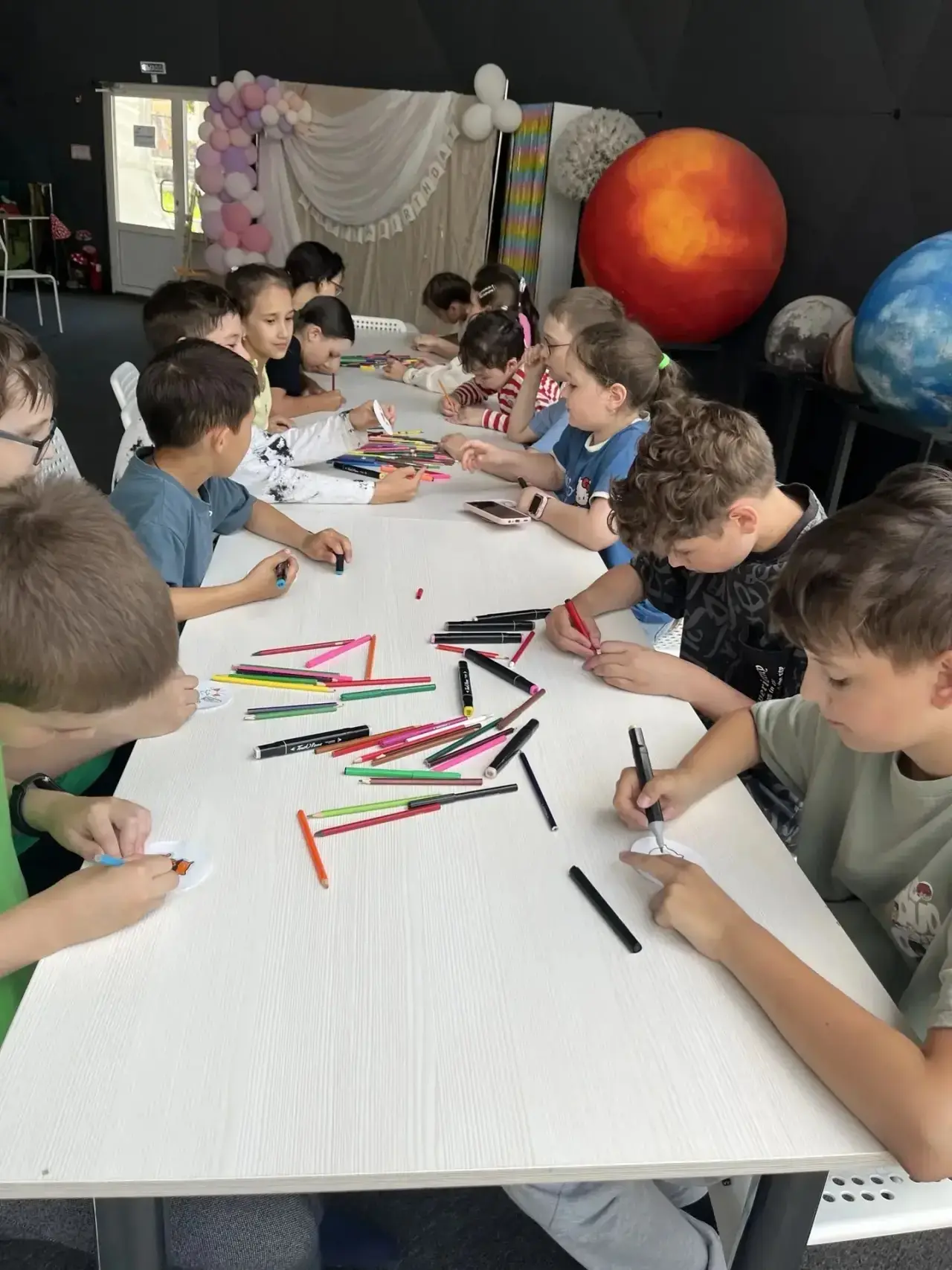 В Сфере для пришкольного лагеря прошел мастер-класс по созданию значков!
Даже на каникулах учёба и т