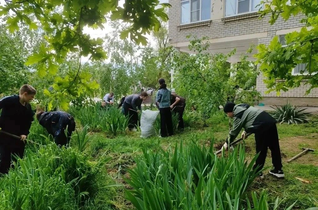 Школьный двор преобразился благодаря учащимся   Активисты школы №6 села Архангельского присоединилис