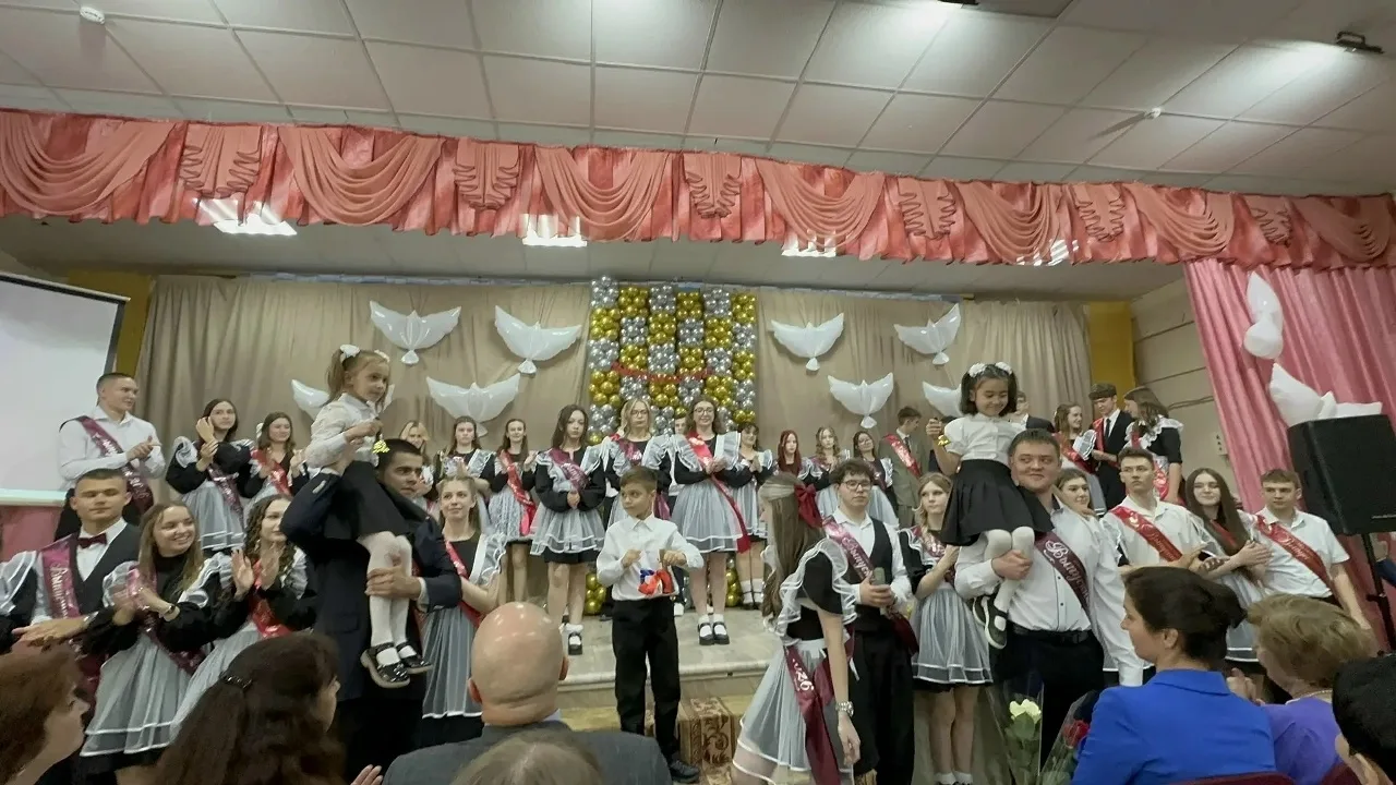 Последний звонок прозвенел в 11 классах. Праздник прощания с детством, символ окончания учебы, весел