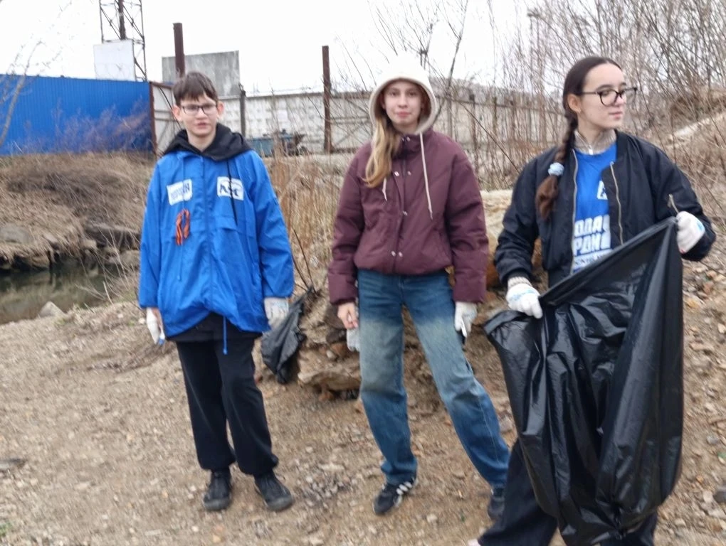 ♻️ Акция по очистке береговой линии и парка "Треуголка" от мусора прошла в Славянке  Мероприятие при