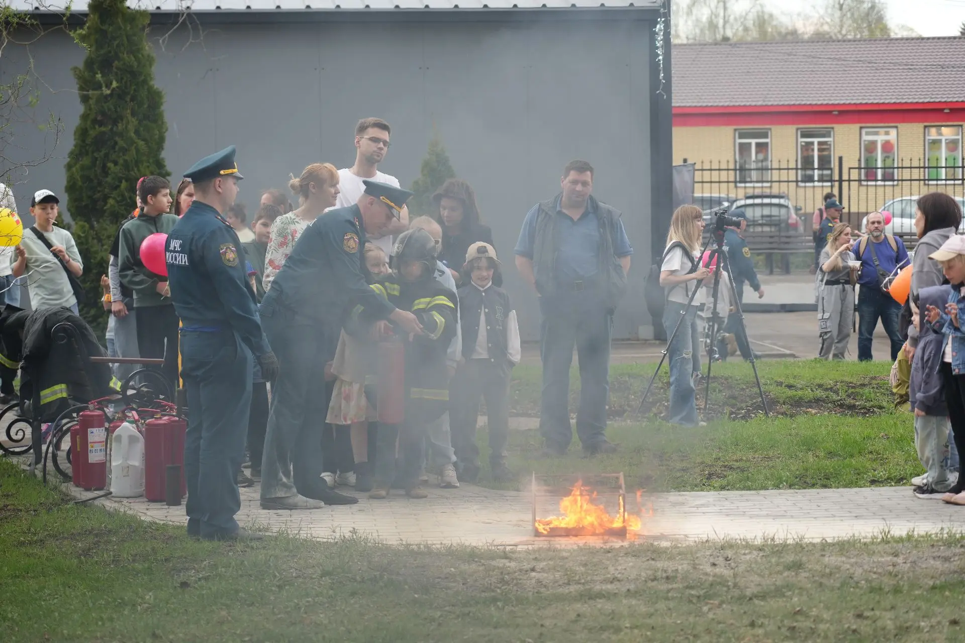 🚒 Красные машины, пенная атака и деблокировка - огнеборцы и спасатели устроили шоу для жителей Серги