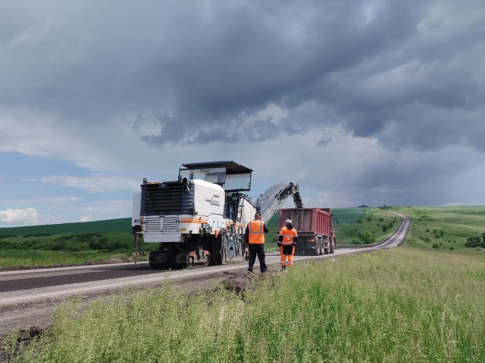 🌿В Мантуровском районе стартовали работы на дороге, ведущей к памятнику природы