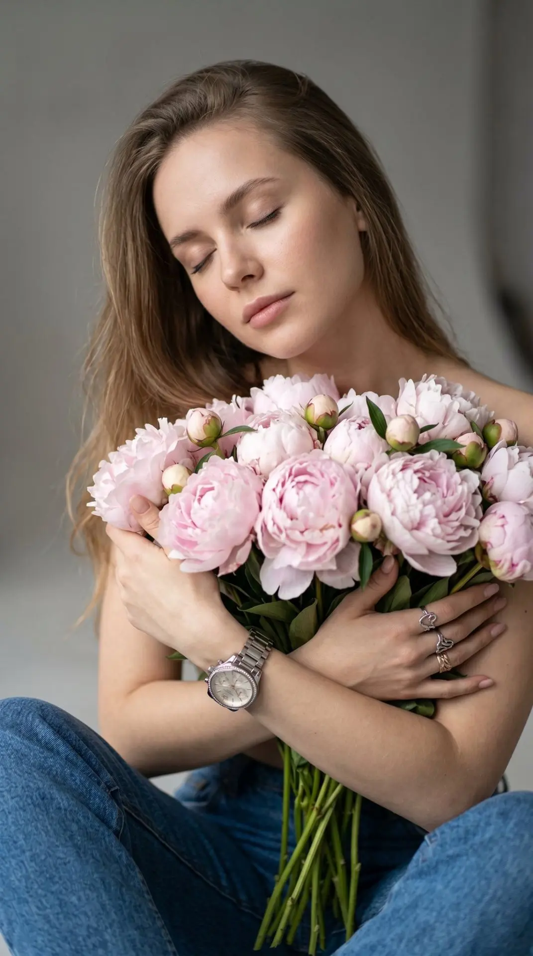 Используй лицо девушки с загруженного фото. Крупный план, вертикальный кадр, ультрареализм 8K. Молод