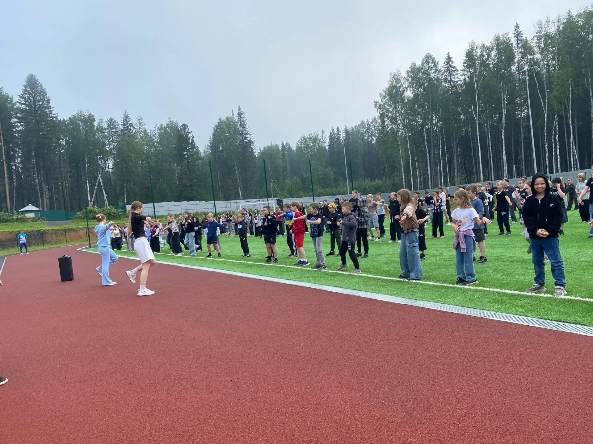 Бодрое утро на стадионе! ☀️

Сегодня в «Ельничном» вместо обычной спортплощадки — целый стадион! Зар