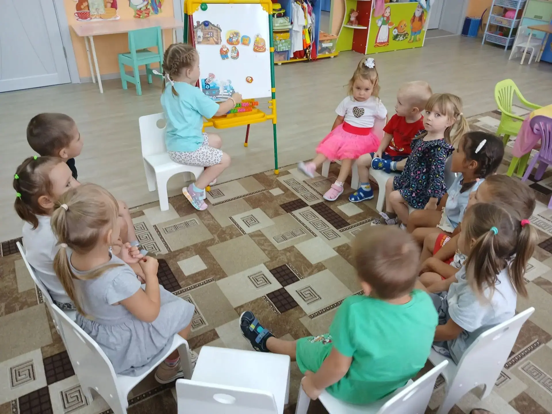 🐔 В гостях у сказки! ✨

Сегодня малыши из младшей группы отправились в волшебный мир русской народн