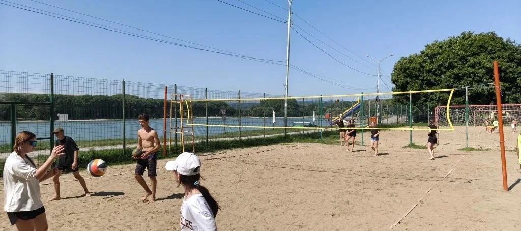 Вчера в парке культуры и отдыха «Городское озеро» было по-настоящему жарко — сразу на двух площадках
