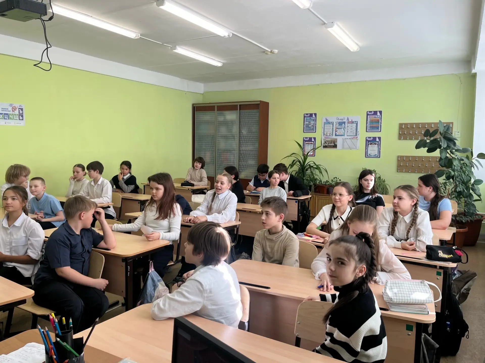 🎭 ДОБРО ПОЖАЛОВАТЬ В ТЕАТР!  Активисты Движения Первых провели экранную игру для 5-х классов!  «Теат