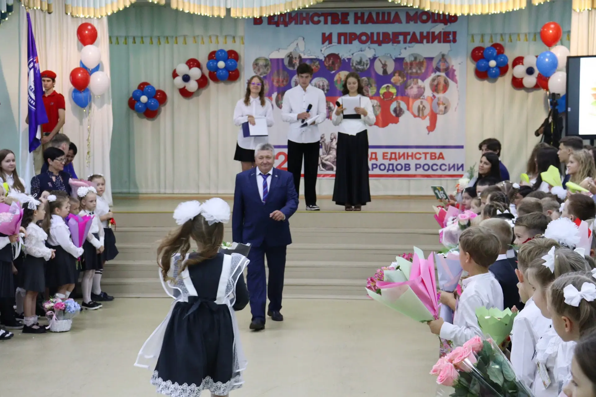 Сегодня Школа №72 распахнула свои двери для 1100 учеников!