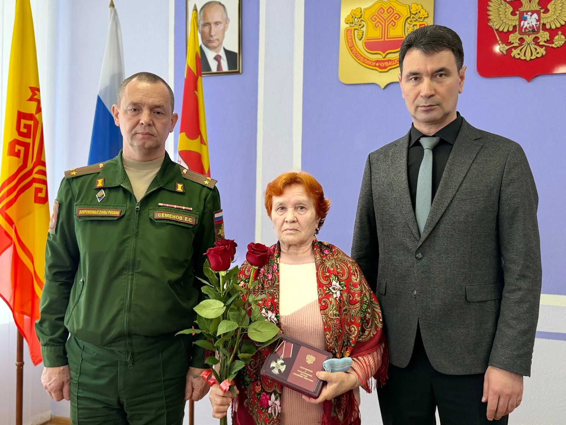 В администрации Канашского муниципального округа Валерий Чернов передали ордена Мужества семьям поги