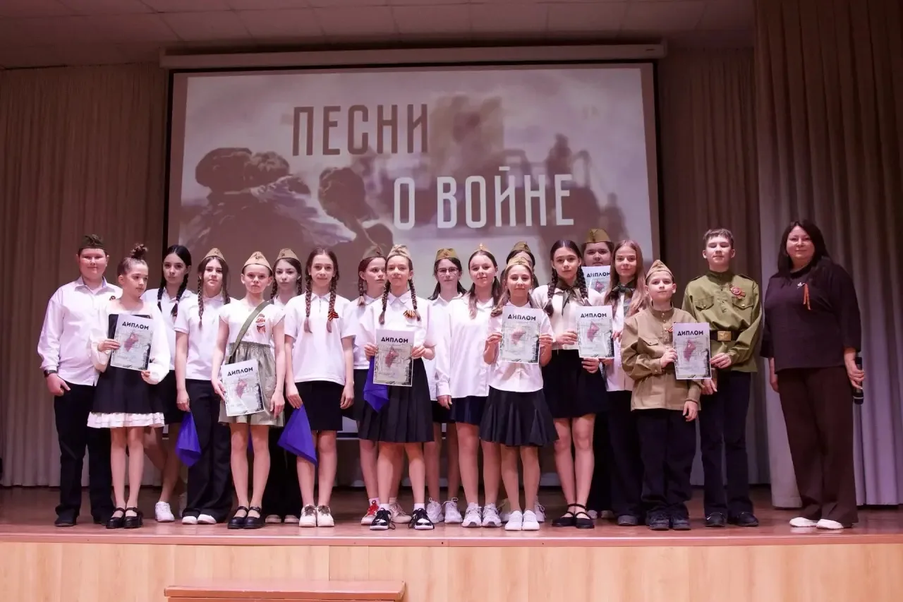 ПЕСНИ ПОБЕДЫ  Песня во время войны стала духовным оружием фронта и тыла. У каждой – своя история, св