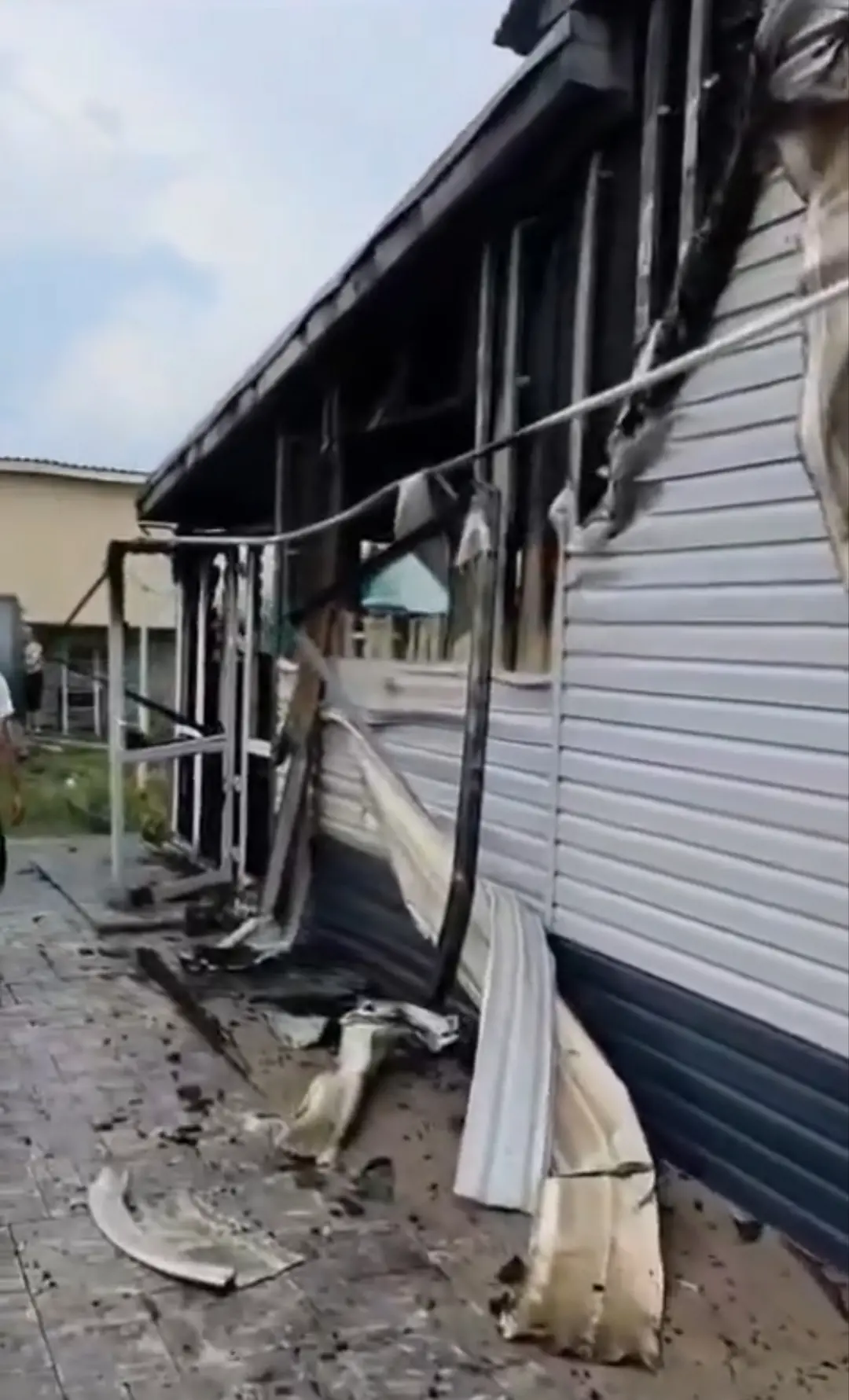 Бу хәл көндезге сәгать 10-11 арасында булды. Хастаханәгә барырга җыена идем. Хатыным Фәнисә, иптәшкә