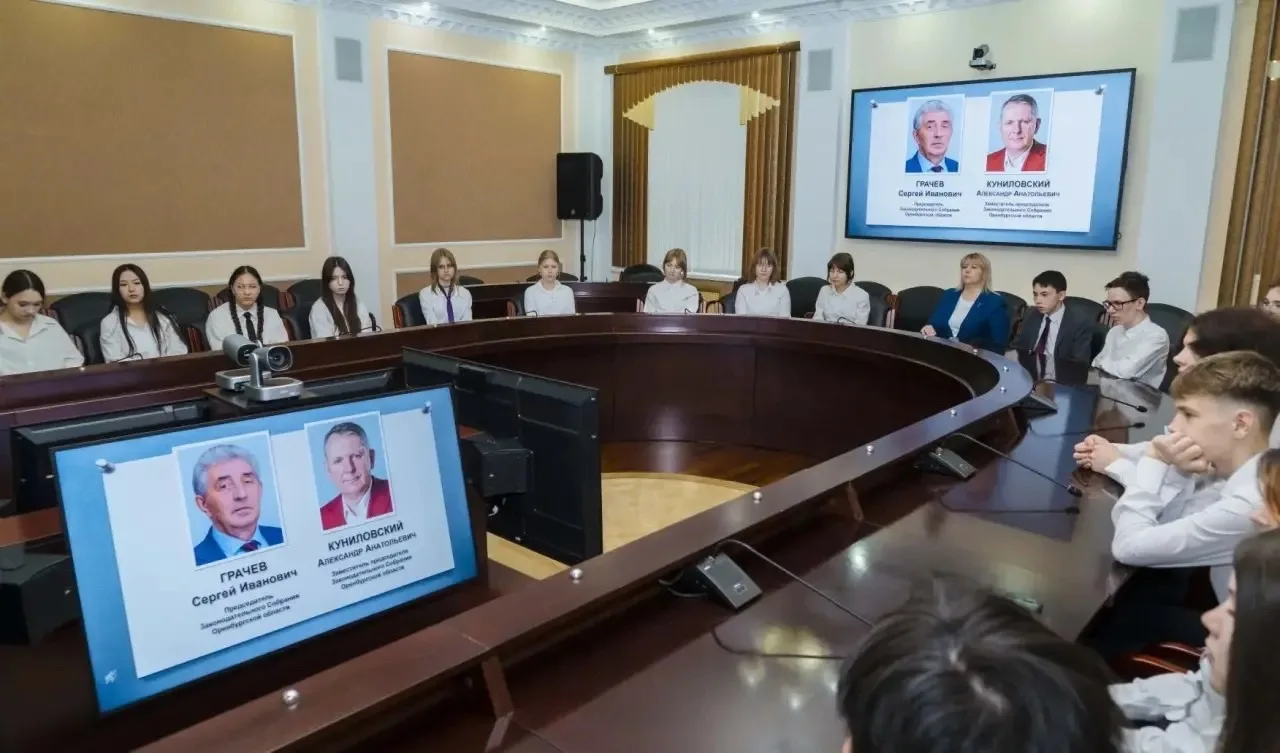 Школьники Павловского лицея побывали на экскурсии в парламенте и на время почувствовали себя настоящ