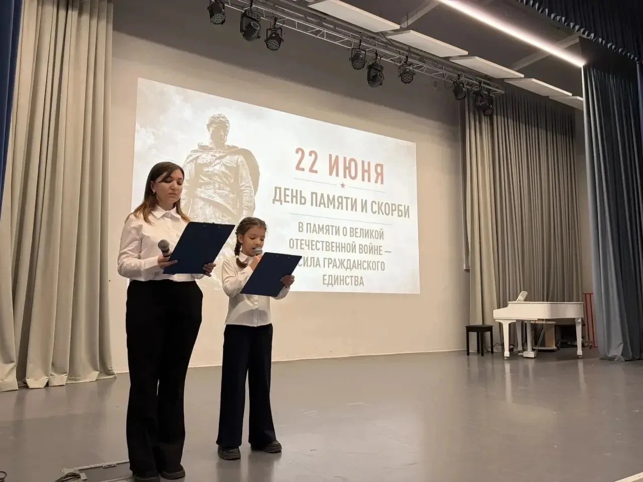 В пришкольном лагере МБОУ «СОШ №17» прошли мероприятия, посвящённые Дню памяти и скорби.

Воспитанни