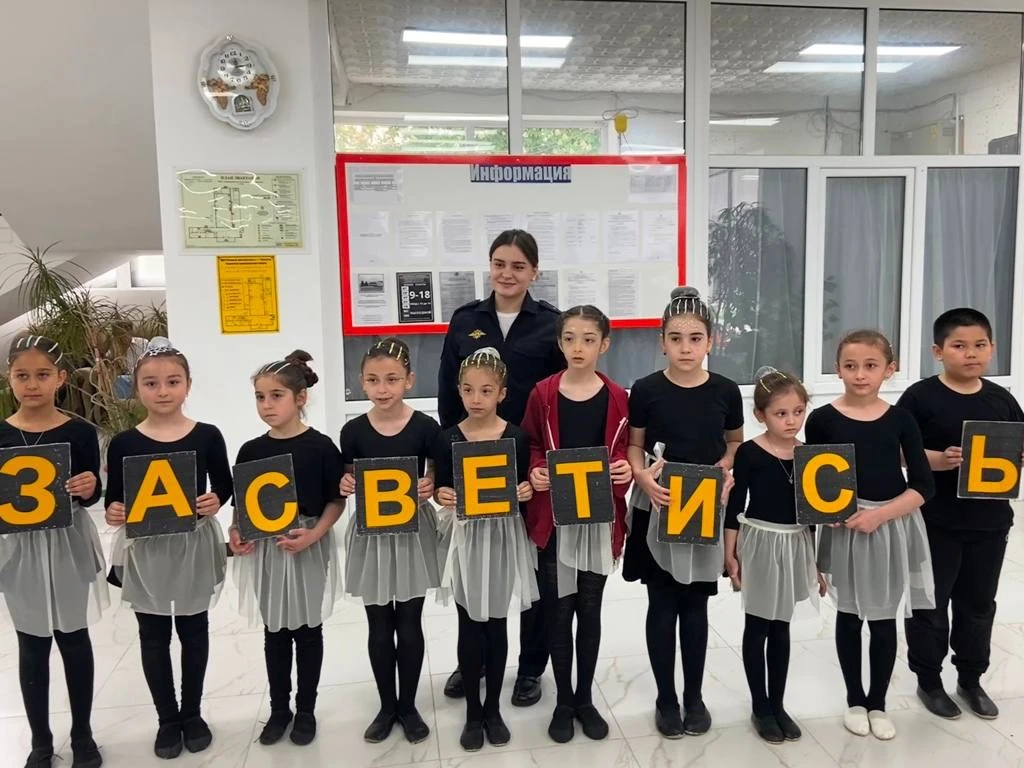 ✨Автоинспекторы и общественники Кабардино-Балкарии провели акцию для юных пешеходов «Засветись – буд