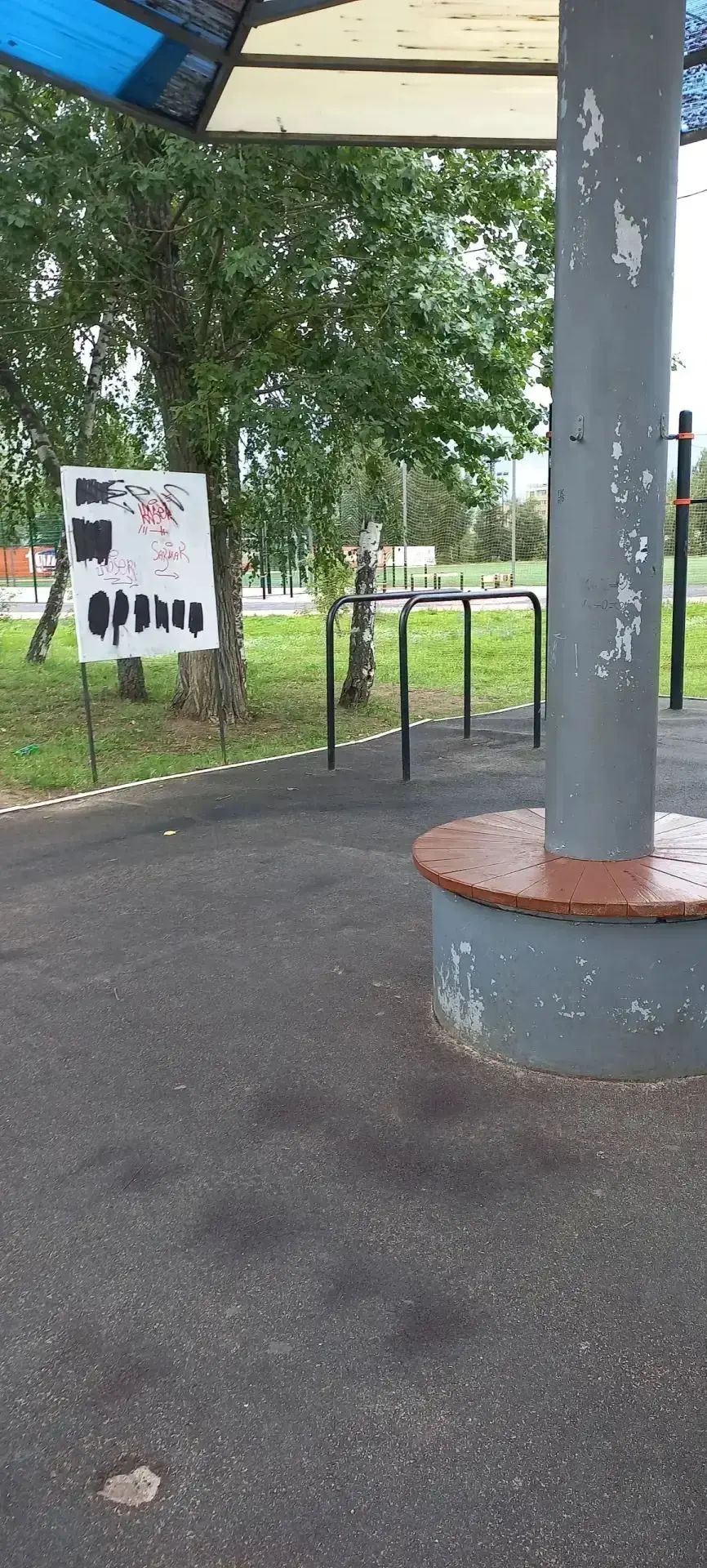 На стадионе "Орбита" в Дзержинском площадка ГТО находится в ненормативном состоянии: крыша навеса вс