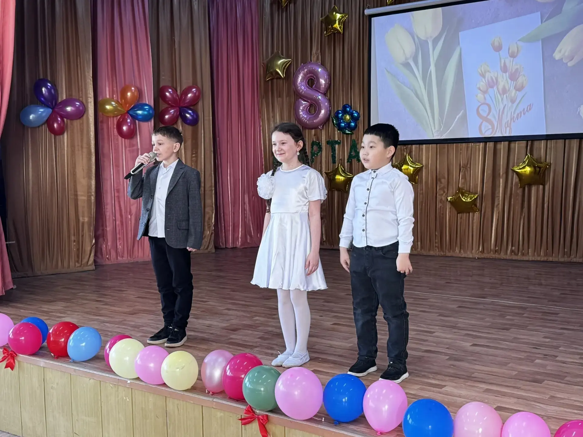 🌸 Самым любимым и нежным посвящается: праздник во 2 «В» классе! ✨  Сегодня в нашей школе было по-осо