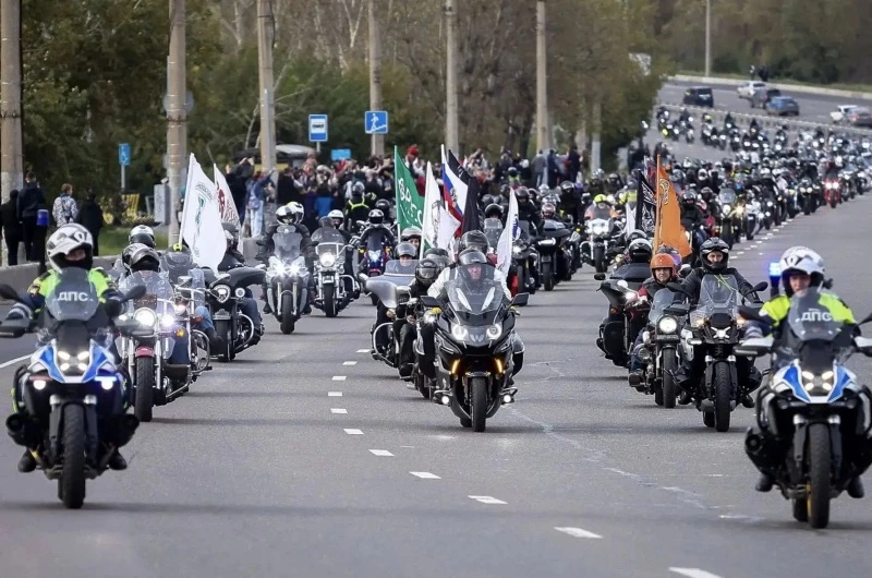 🏍️ В Красноярске сотрудники мотовзвода ДПС приняли участие в закрытии мотосезона-2026