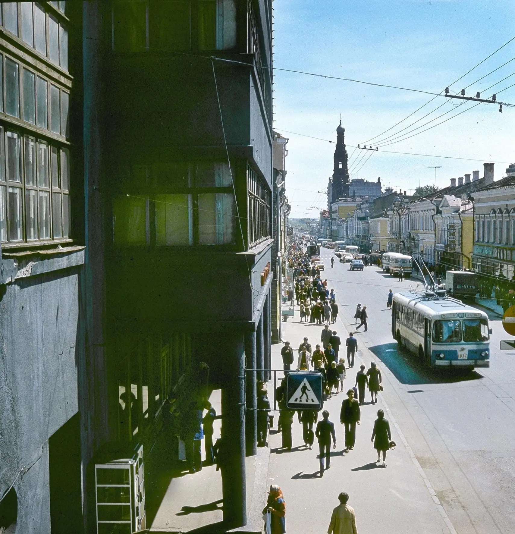 📷 Казань, улица Баумана, 1980 год. Троллейбус, пешеходный переход, толпа у магазинов.