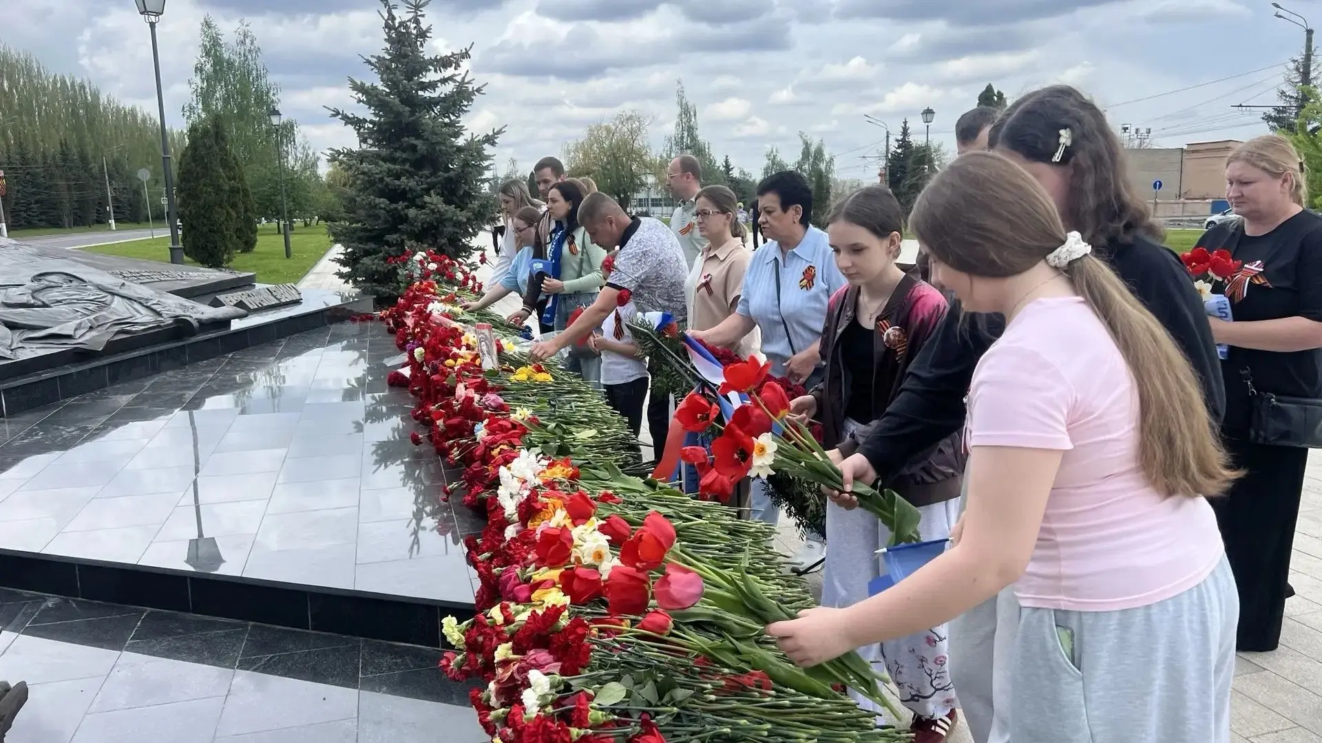 Курские педагоги провели автопробег «Подвиг Единства. Слава Победы. Честь Педагога»  Старт колонны б