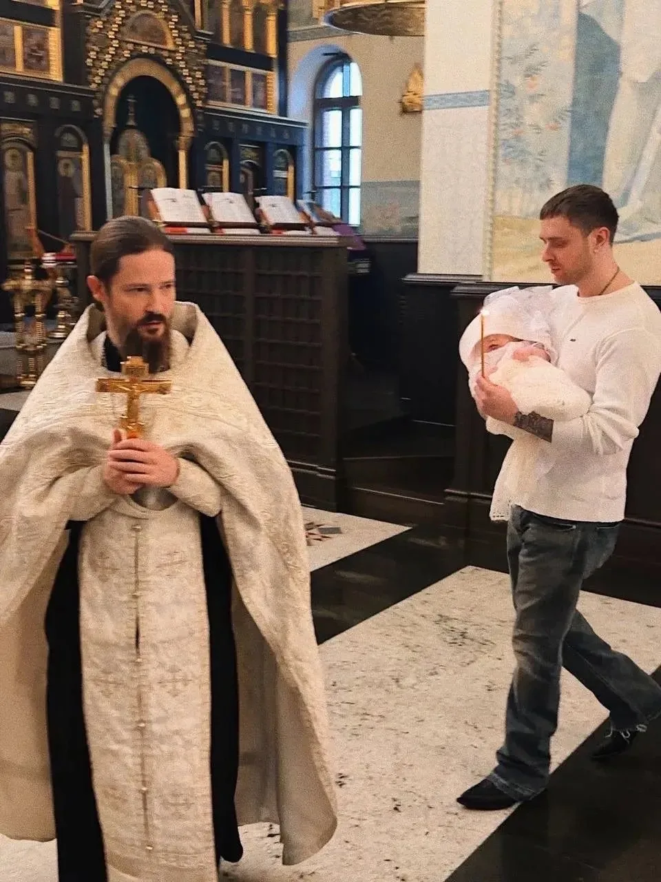 Егор Крид стал крёстным! 🤩👼🏻Певец выложил тёплое семейное фото: рядом родители, сестра с мужем и их 