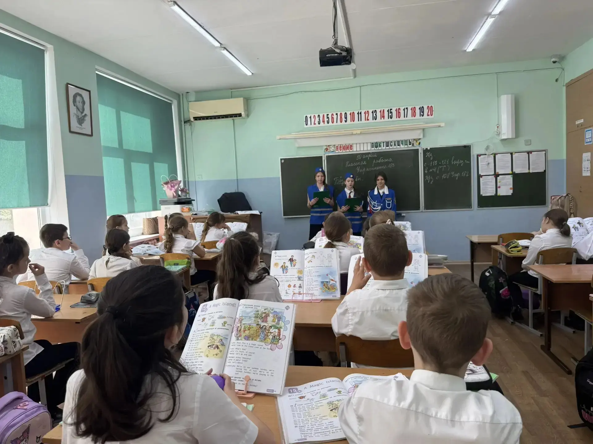 ✨В рамках Декады дорожной безопасности в нашей школе прошли «минутки безопасности».  Активисты отряд