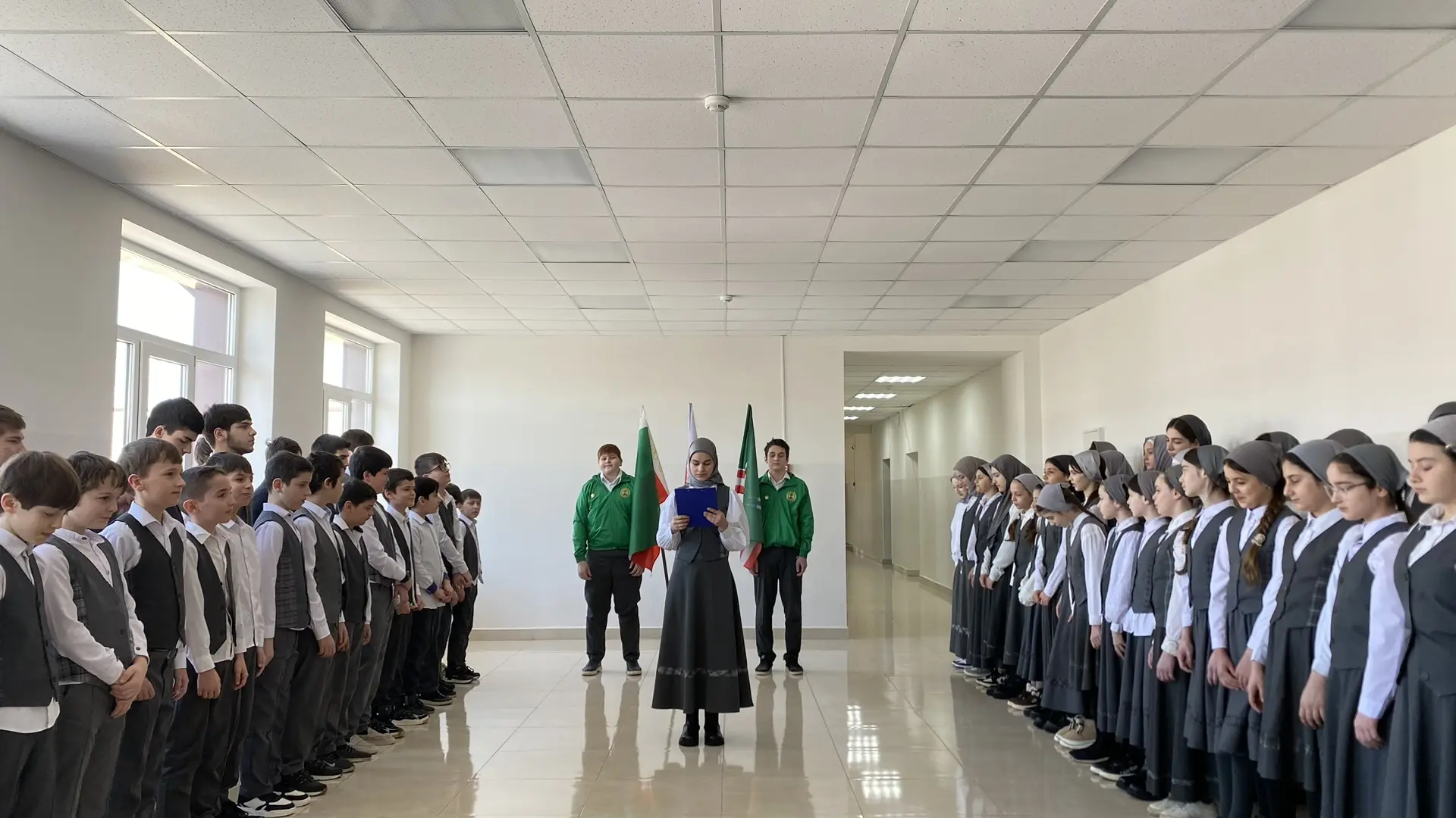 Сегодня в МБОУ “СОШ № 54 им. Хасана Кааева” г. Грозного , прошла торжественная линейка после каникул