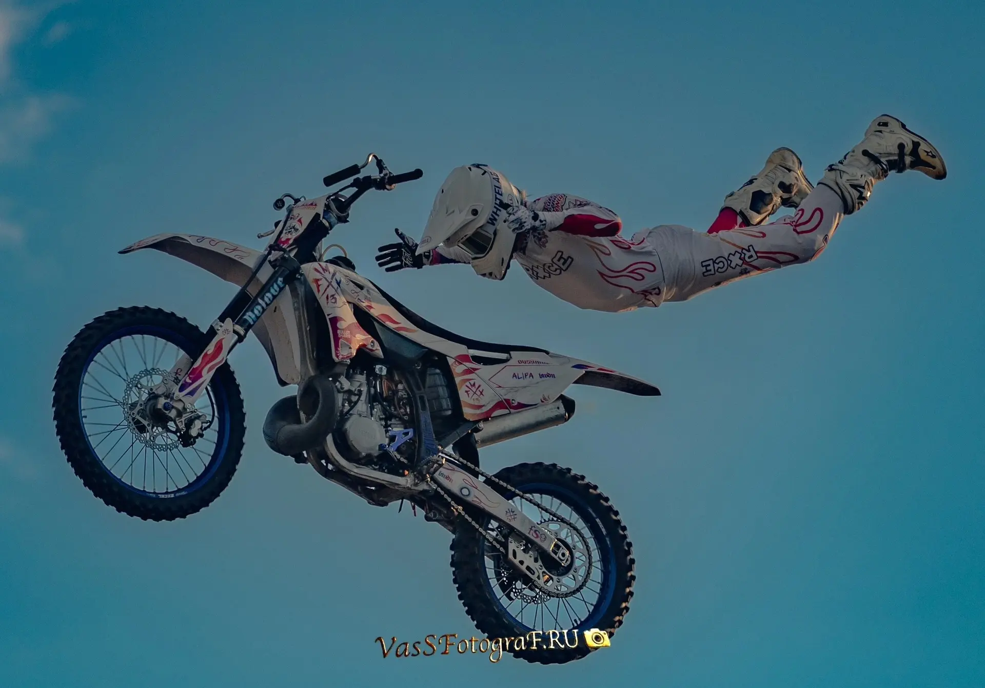 Фристаил-мотокросс шоу от команды Fmx13
