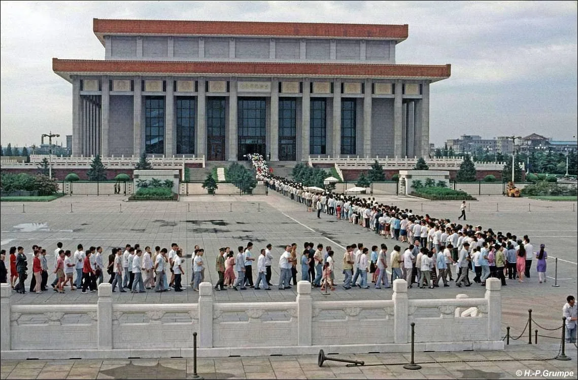 Поможем посетить мавзолей Мао Цзэдуна на площади Тяньаньмэнь 🇨🇳

Это место по-настоящему обязатель