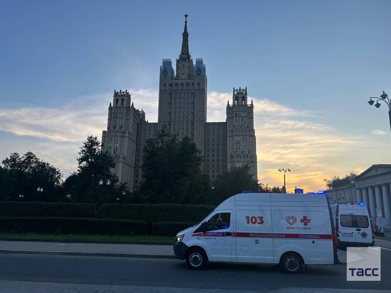 📹 Сотрудники оперативных служб работают на месте взрыва у летнего кафе на Кудринской п...