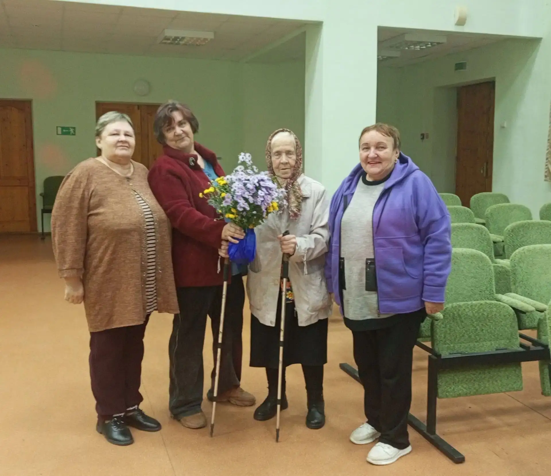 🍂 В Александровском ДК прошло тёплое душевное мероприятие "День добрых улыбок", посвящ...