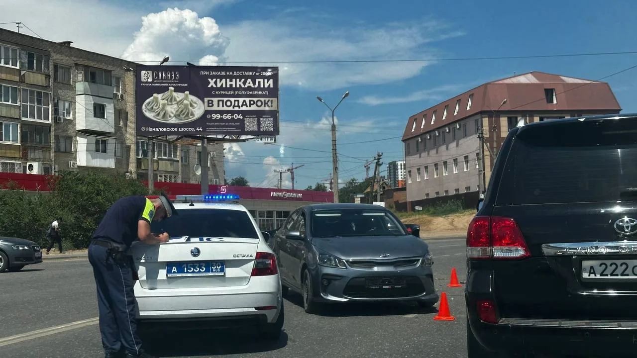 ДТП на повороте напротив дома Софьи Перовской, 111. Пробка от перекрестка Б.Алексеева.