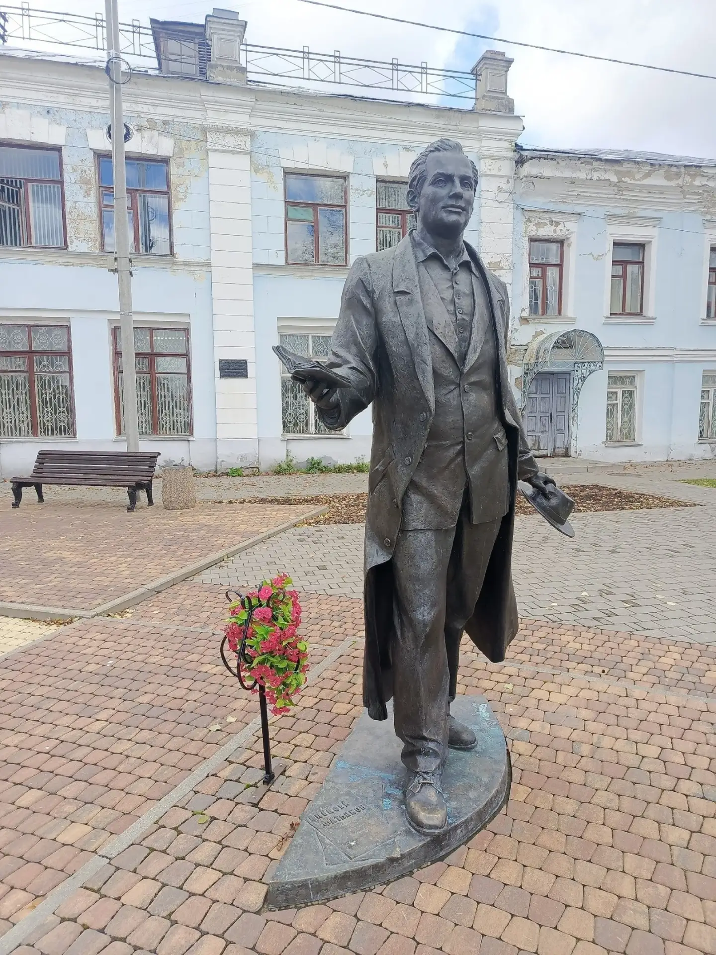Первая остановка была в городе Вязники.  Стенд на въезде в город проинформировал о том,...