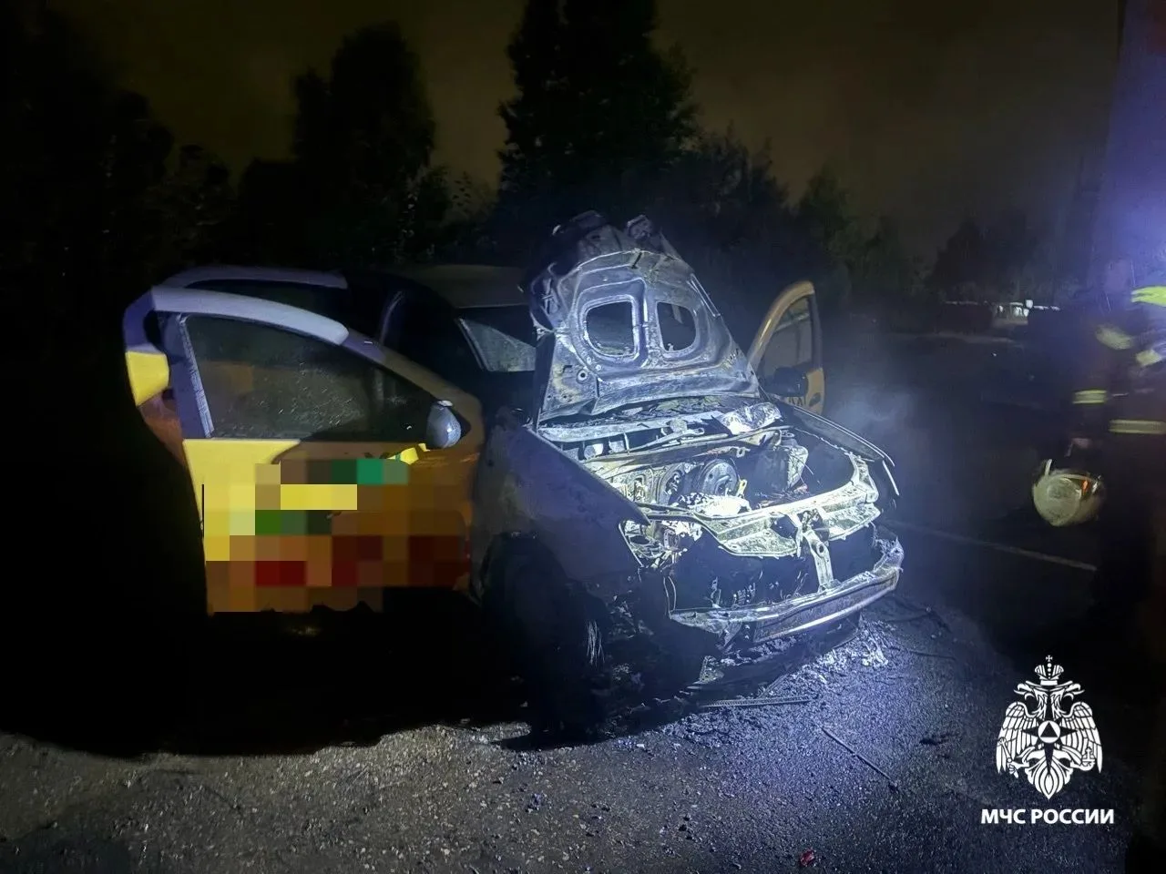 🚗Пожарные МЧС России не допустили распространение огня на рядом стоящие автомобили